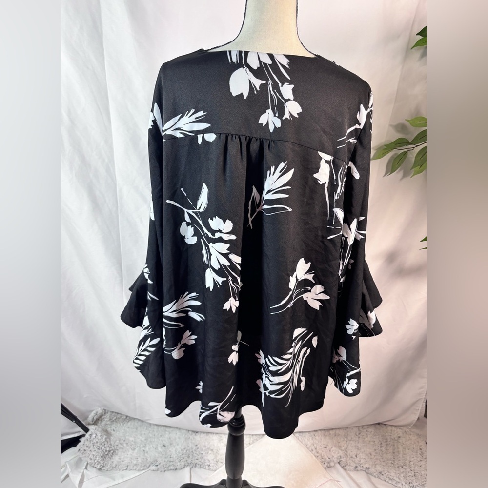 Vince Camuto Black and White Floral Blouse 🖤🖤 - Picture 12 of 16